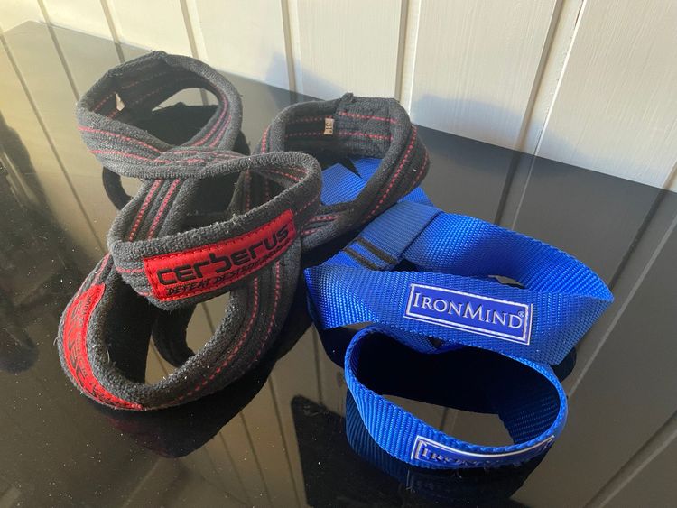 Figure 8 Straps vs Normal Straps - Which should you use?